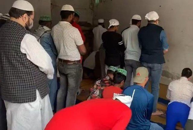 بھارت میں انتہاپسندوں کے روکنے پر ہندو تاجر نے نماز کیلیے اپنا گیراج پیش کردیا