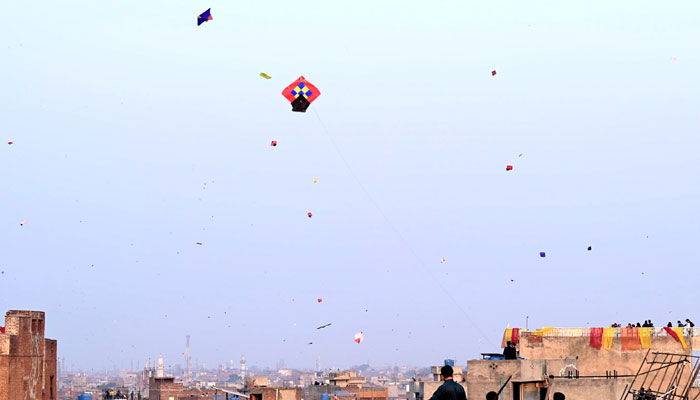لاہور لوئر مال میں پتنگ اڑاتے ہوئے چھت سے گر کر 16 سالہ نوجوان جاں بحق