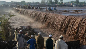 پاک افغان شاہراہ پر گاڑی سیلابی ریلے میں بہہ گئی،3 لاشیں نکال لی گئیں