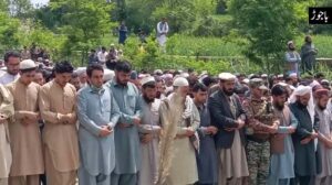 نمازِ جنازہ میں سیکورٹی فورسز کے اعلیٰ افسران اور علاقہ مکینوں نے بڑی تعداد میں شرکت کی۔ 