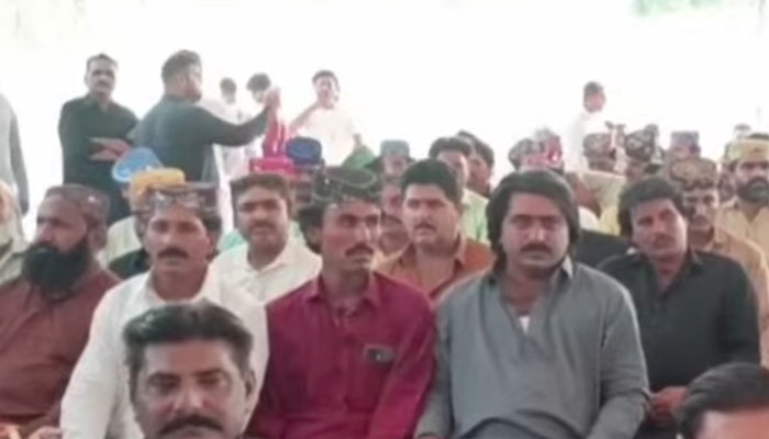 شکارپور،کچے کےعلاقے میں آپریشن جاری،درجنوںخطرناک ڈاکووں نے ہتھیار ڈال دیئے