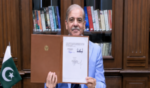 وزیراعظم شہباز شریف نے اسلام آباد مفاہمتی یاداشت پر بطور ثالث دستخط کر دیے